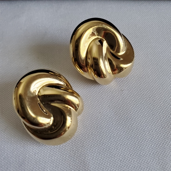 Trifari Gold-ToneVintage Earrings Pierced - Picture 3 of 9